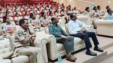 प्रशिक्षु महिला कांस्टेबल टीआईसीसीसी में पुलिस निगरानी प्रणाली को समझते हुए