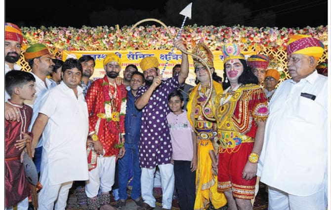 शमशाबाद में राजस्थानी होरियाँ व डांडिया उत्सव का आयोजन, समाज बंधुओं का पारंपरिक नृत्य प्रदर्शन और अतिथियों का स्वागत।