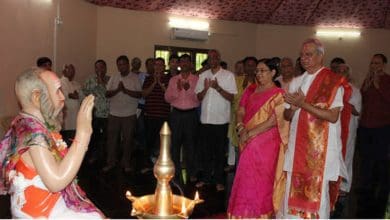 होली मिलन कार्यक्रम में सद्गुरु रमेशजी का आध्यात्मिक संदेश देते हुए दृश्य।