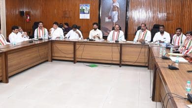 मुख्यमंत्री रेवंत रेड्डी कांग्रेस विधायकों संग बैठक में रणनीति बनाते हुए।