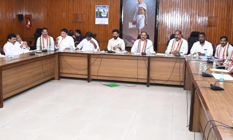मुख्यमंत्री रेवंत रेड्डी कांग्रेस विधायकों संग बैठक में रणनीति बनाते हुए।