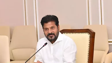 मुख्यमंत्री रेवंत रेड्डी पोप फ्रांसिस को श्रद्धांजलि अर्पित करते हुए