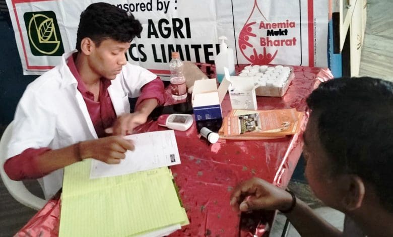 अग्रवाल मानव सेवा मंच द्वारा आयोजित निशुल्क स्वास्थ्य शिविर में चिकित्सा जाँच करते डॉक्टर और मरीज।