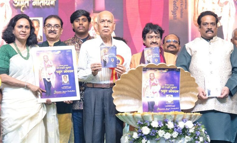 हैदराबाद में सेवालाल बंजारा भवन में आध्यात्मिक संगीत एल्बम विमोचन समारोह की छवि।