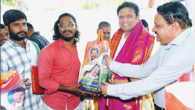 उगादी पर्व पर मंत्री श्रीधर बाबू द्वारा ब्राह्मणों को नववर्ष की बधाई और आशीर्वाद ग्रुप द्वारा सामग्री वितरण