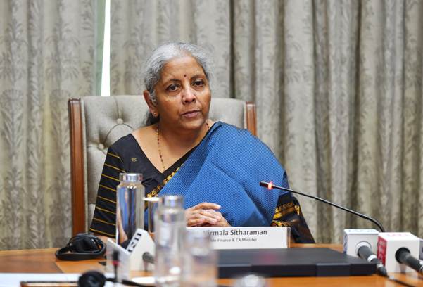 निर्मला सीतारमण प्रधानमंत्री इंटर्नशिप योजना ऐप लॉन्च करते हुए।