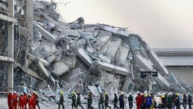 म्यांमा में 7.7 तीव्रता के भूकंप से गिरी इमारतों का मलबा।