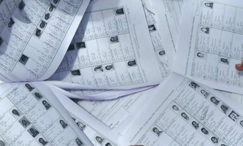 नेताओं द्वारा मतदाता सूची में खामियों के मुद्दे पर राजनीति होती है। क्या सही सुधार और जिम्मेदारी से इसे हल किया जा सकेगा?