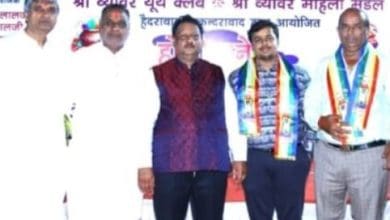 हैदराबाद में होली स्नेह मिलन के दौरान पारंपरिक गेर नृत्य और सांस्कृतिक प्रस्तुतियों का आनंद लेते अतिथि एवं प्रतिभागी।