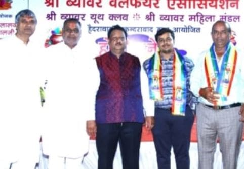 हैदराबाद में होली स्नेह मिलन के दौरान पारंपरिक गेर नृत्य और सांस्कृतिक प्रस्तुतियों का आनंद लेते अतिथि एवं प्रतिभागी।