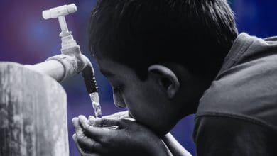 स्वच्छ जल की उपलब्धता और संरक्षण पर विचार करता व्यक्ति