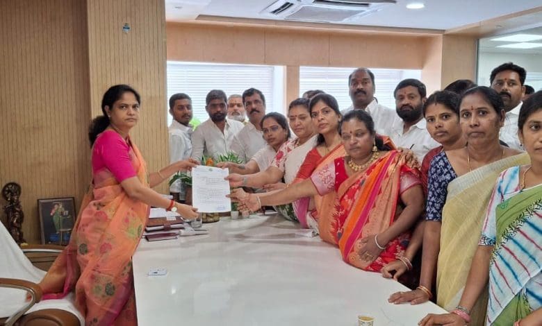 महिला आयोग ने सुधीर रेड्डी के खिलाफ नोटिस जारी किया