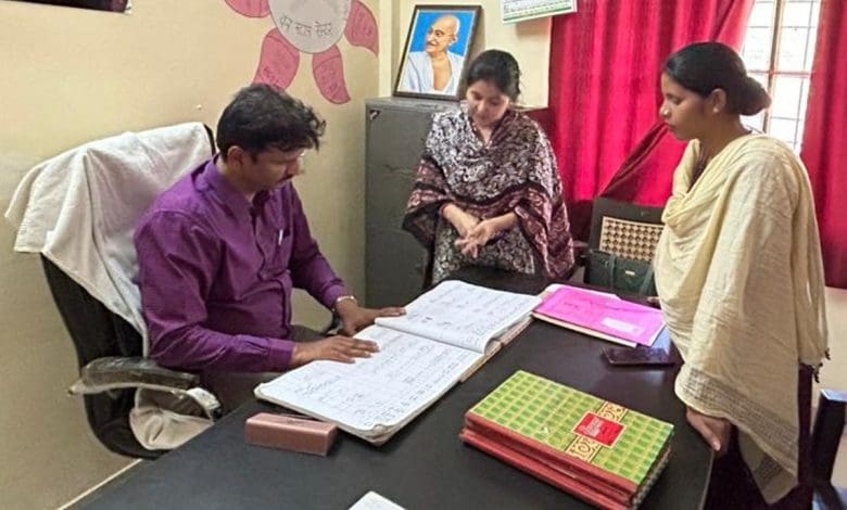 शेख सलाउद्दीन अर्बन कंपनी की नई सेवा का विरोध करते हुए