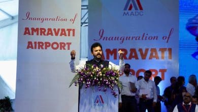 प्रधानमंत्री नरेंद्र मोदी पूर्व प्रधानमंत्री चंद्रशेखर को श्रद्धांजलि देते हुए और अमरावती एयरपोर्ट के उद्घाटन की सराहना करते हुए