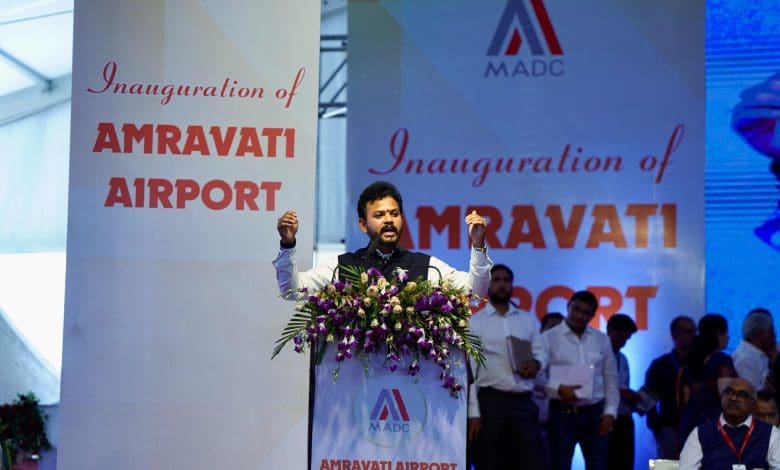 प्रधानमंत्री नरेंद्र मोदी पूर्व प्रधानमंत्री चंद्रशेखर को श्रद्धांजलि देते हुए और अमरावती एयरपोर्ट के उद्घाटन की सराहना करते हुए