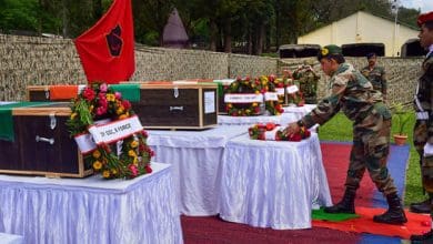 उधमपुर मुठभेड़ में शहीद जवान को श्रद्धांजलि देते सैनिक