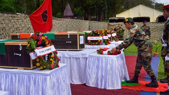 उधमपुर मुठभेड़ में शहीद जवान को श्रद्धांजलि देते सैनिक