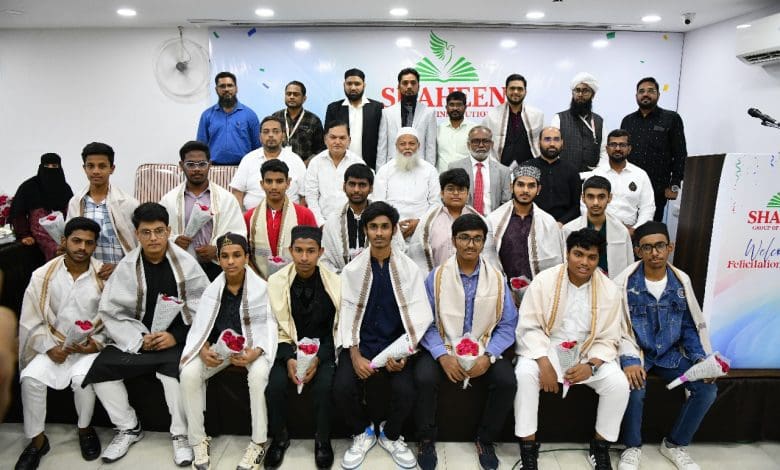 शाहीन ग्रुप द्वारा मेधावी छात्रों को सम्मानित करते डॉ. अब्दुल कदीर