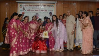 स्त्री रत्न अवॉर्ड समारोह में महिलाओं को सम्मानित करते अतिथि