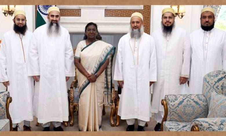 दाऊदी बोहरा समुदाय के प्रतिनिधि राष्ट्रपति मुर्मू से मुलाकात करते हुए