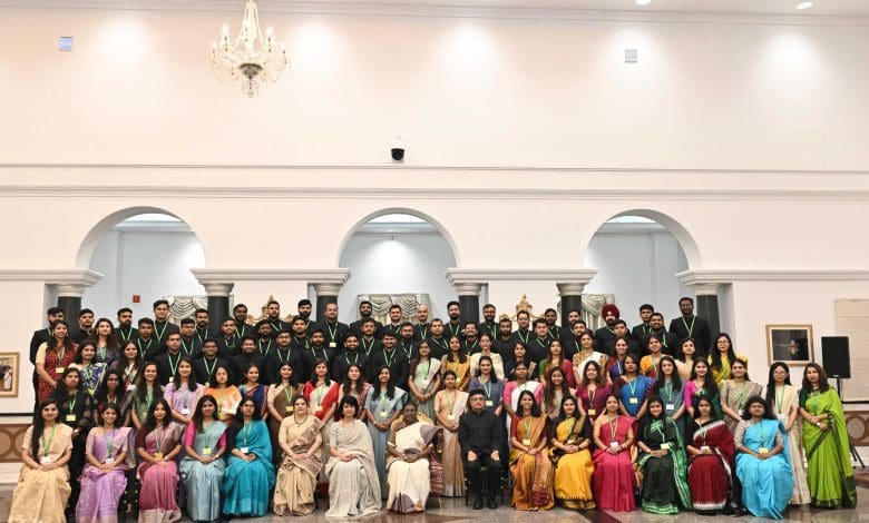 राष्ट्रपति द्रौपदी मुर्मु 2023 बैच के IAS अधिकारियों से मुलाकात करती हुईं