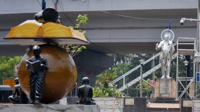 टैंकबंड चौराहे पर स्थापित डॉ.भीम राव आंबेडकर की प्रतिमा के सामने जीएचएमसी द्वारा स्थापित भारतीय संविधान की पुस्तक का प्रतीक चीन Photo By M A Mujeeb