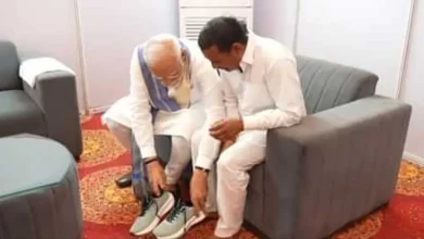 प्रधानमंत्री मोदी रामपाल कश्यप से मुलाकात करते हुए