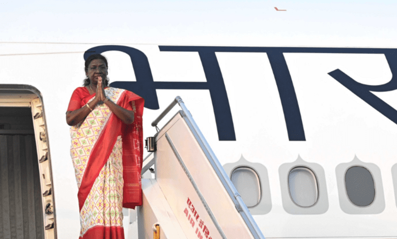 राष्ट्रपति द्रौपदी मुर्मू पोप फ्रांसिस के अंतिम संस्कार में शामिल होने के लिए वेटिकन रवाना होती हुईं