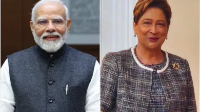 प्रधानमंत्री मोदी द्वारा सुश्री कमला प्रसाद-बिसेसर को बधाई देने का दृश्य