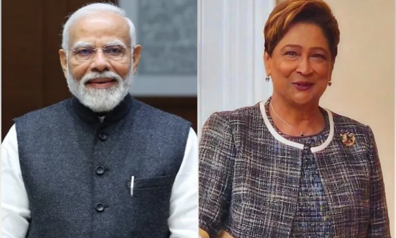 प्रधानमंत्री मोदी द्वारा सुश्री कमला प्रसाद-बिसेसर को बधाई देने का दृश्य