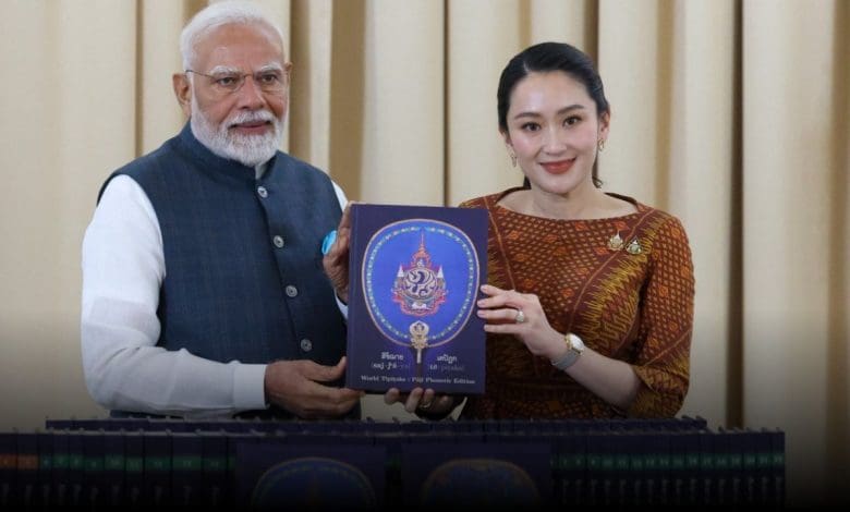 थाई पीएम द्वारा पीएम मोदी को विशेष बौद्ध धर्मग्रंथ भेंट करते हुए