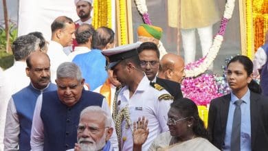 नेताओं ने संसद में डॉ. अंबेडकर की प्रतिमा पर पुष्प अर्पित किए