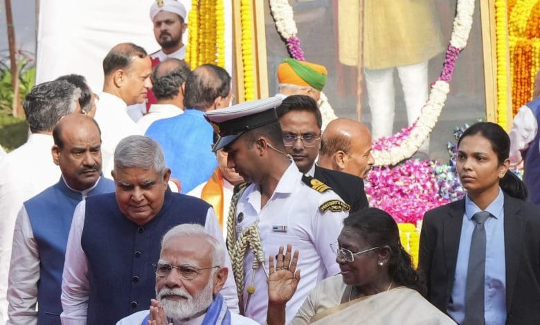 नेताओं ने संसद में डॉ. अंबेडकर की प्रतिमा पर पुष्प अर्पित किए