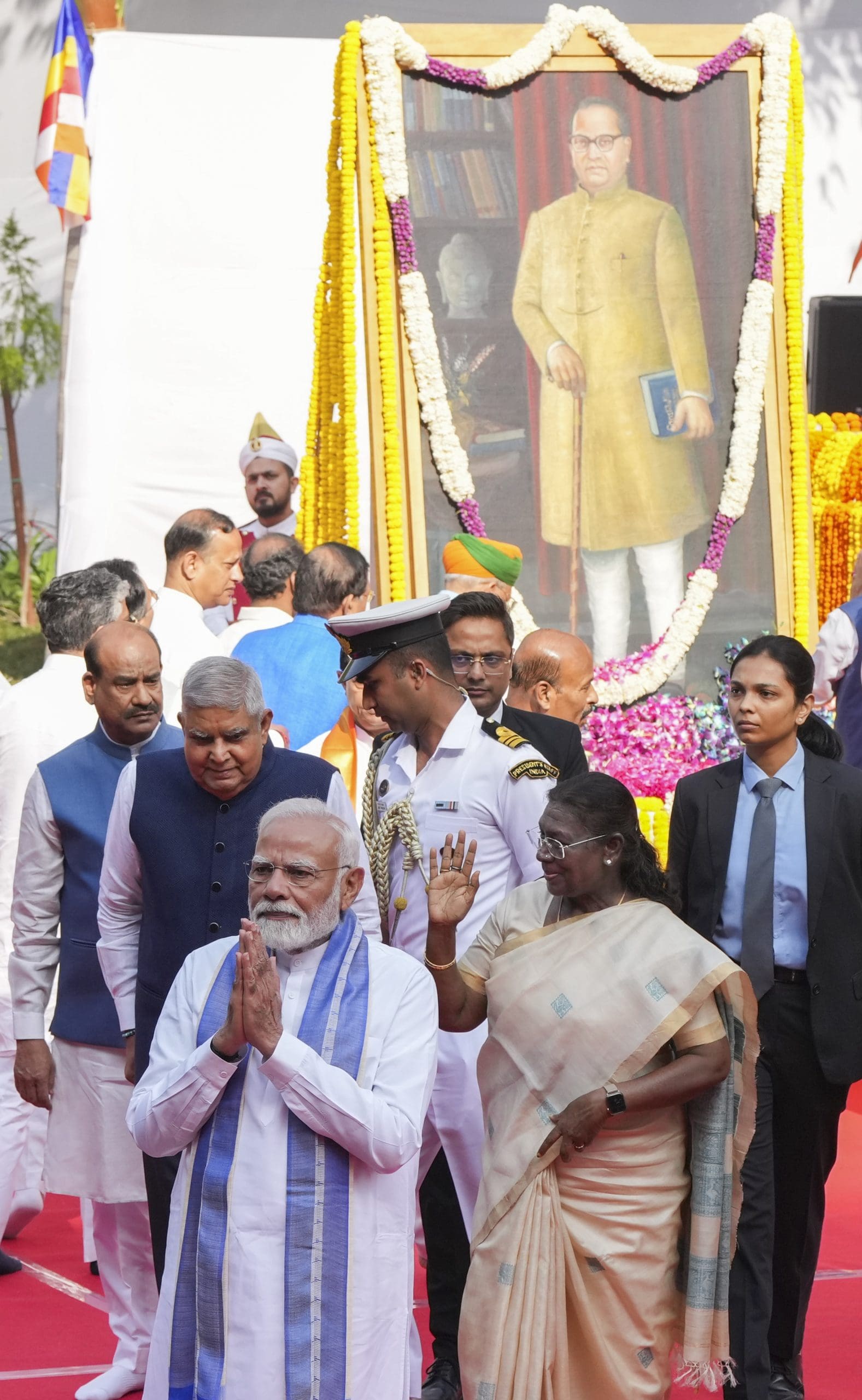 नेताओं ने संसद में डॉ. अंबेडकर की प्रतिमा पर पुष्प अर्पित किए