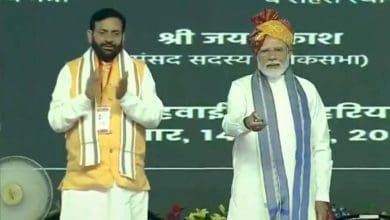 प्रधानमंत्री नरेंद्र मोदी हिसार रैली में बाबा साहेब आंबेडकर को श्रद्धांजलि देते हुए