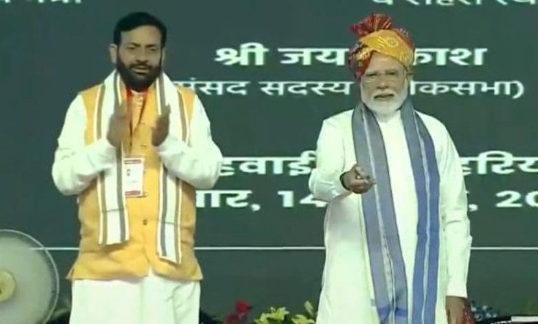 प्रधानमंत्री नरेंद्र मोदी हिसार रैली में बाबा साहेब आंबेडकर को श्रद्धांजलि देते हुए