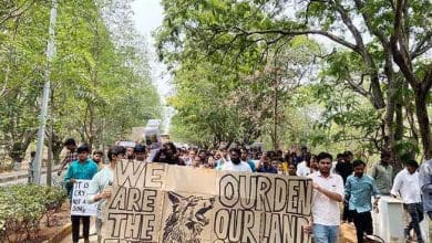 हैदराबाद विश्वविद्यालय के छात्र 400 एकड़ भूमि विवाद पर विरोध प्रदर्शन करते हुए।