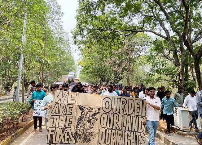 हैदराबाद विश्वविद्यालय के छात्र 400 एकड़ भूमि विवाद पर विरोध प्रदर्शन करते हुए।