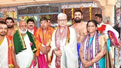 राज्यपाल जिष्णु देव वर्मा भद्राचलम मंदिर में पूजा करते हुए
