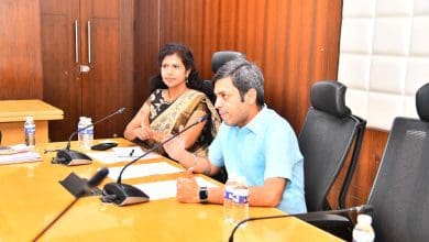 अनुराग जयंती मतदान अधिकारियों को संबोधित करते हुए