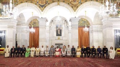 राष्ट्रपति द्रौपदी मुर्मु पद्म पुरस्कार 2025 प्रदान करते हुए