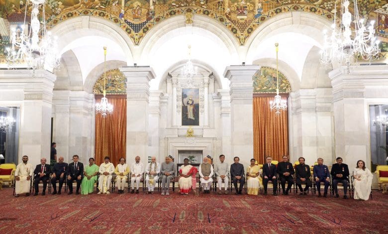 राष्ट्रपति द्रौपदी मुर्मु पद्म पुरस्कार 2025 प्रदान करते हुए