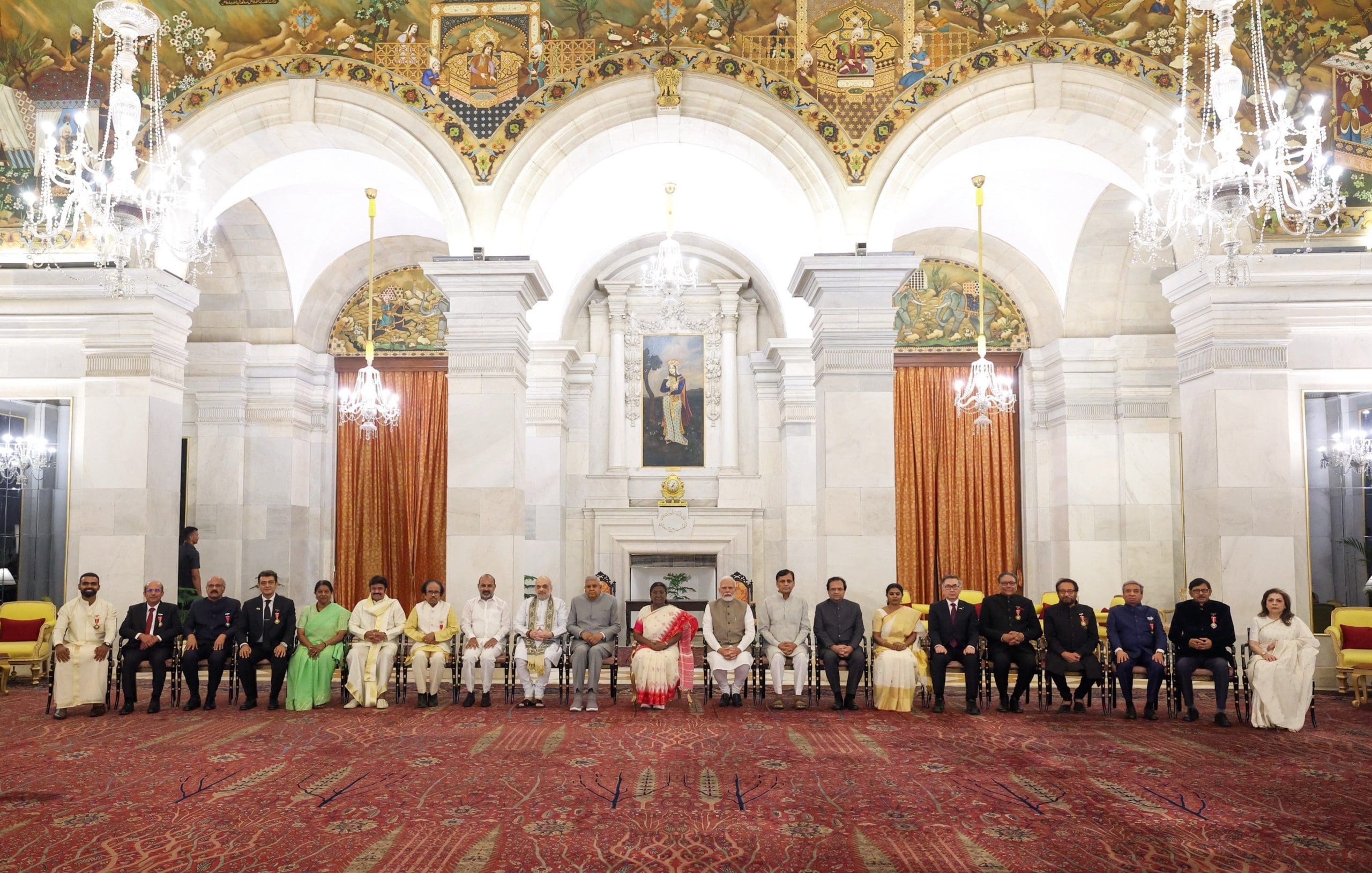 राष्ट्रपति द्रौपदी मुर्मु पद्म पुरस्कार 2025 प्रदान करते हुए