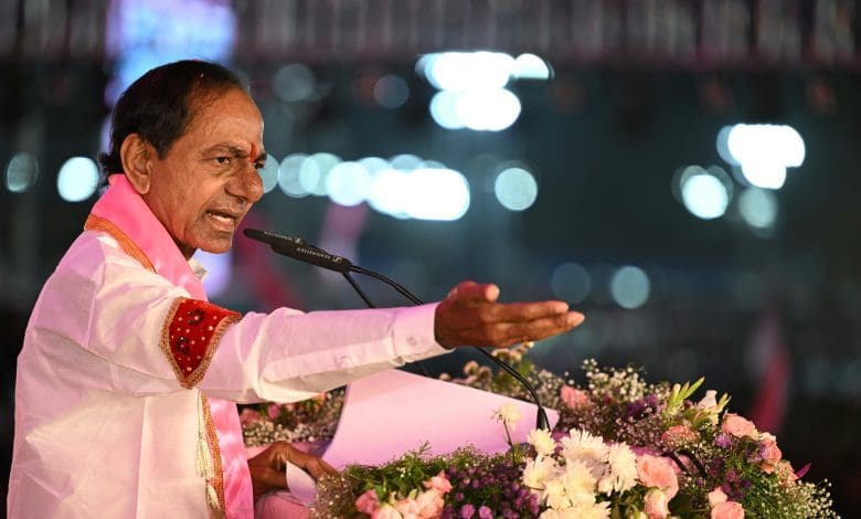 केसीआर नक्सलियों से बातचीत की मांग करते हुए