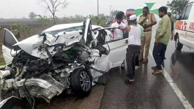 विकाराबाद जिले के कोडंगल में दो कारों की टक्कर में क्षतिग्रस्त वाहन