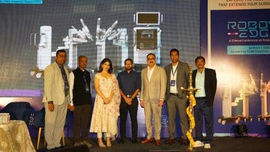 CARE Hospitals में रोबोटिक सर्जरी के दौरान डॉक्टरों की टीम