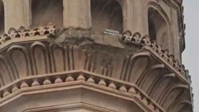 चारमीनार की मीनार से गिरा प्लास्टर, सुरक्षा पर सवाल