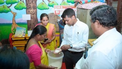 हैदराबाद कलेक्टर आंगनवाड़ी केंद्र का निरीक्षण करते हुए