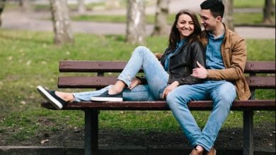 पार्क में डेटिंग करते युवा जोड़े की छवि