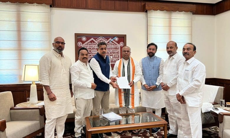 भाजपा सांसदों ने एचसीयू भूमि विवाद पर केंद्रीय मंत्रियों से मुलाकात कर भूमि संरक्षण और जैव विविधता की रक्षा के लिए कार्रवाई की माँग की।